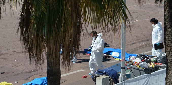 Strage a Nizza: i corpi delle vittime sulla Promenade