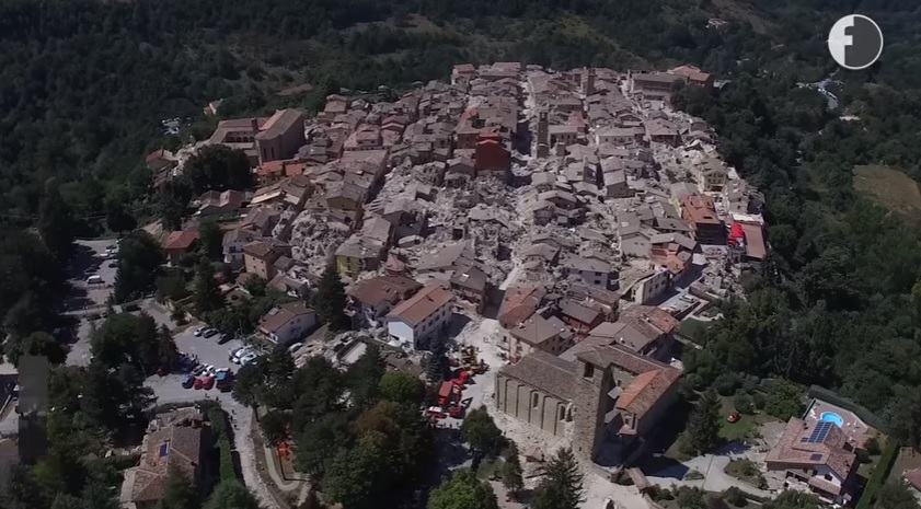 Amatrice non c’è più, le terribili immagini dall’alto della città distrutta dal terremoto.