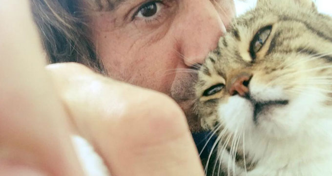 Marco Mazzoli dice addio al gatto Victor: “Ti amerò sempre”.