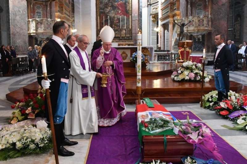 benedizione-del-feretro-838434