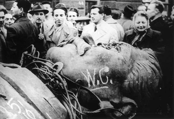 1956_hungarians_stalin_head1
