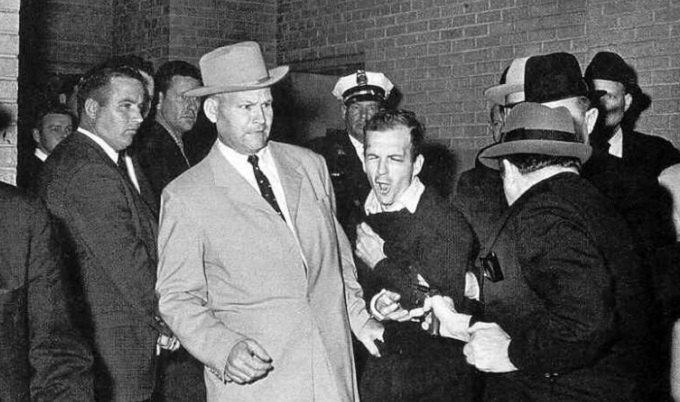 oswald 24 novembre 1963. L’assassino di Kennedy ucciso da Jack Ruby.