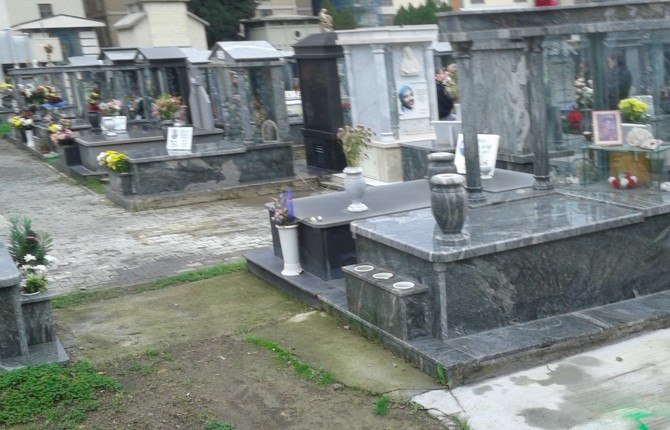Catania. Tombe allagate al cimitero: la protesta dei familiari.