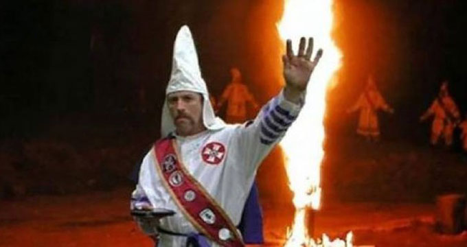 america Usa. Ucciso un leader del KKK. Arrestati moglie e figlio adottivo.