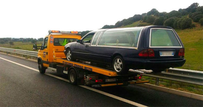 carrofunebre Carro funebre senza assicurazione (ma con urna dentro): che si fa?
