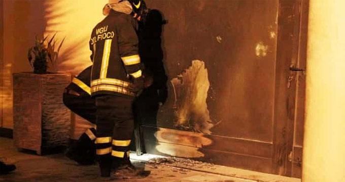 copertino Copertino. Scocca mezzanotte: bottiglia incendiaria sull’agenzia funebre.