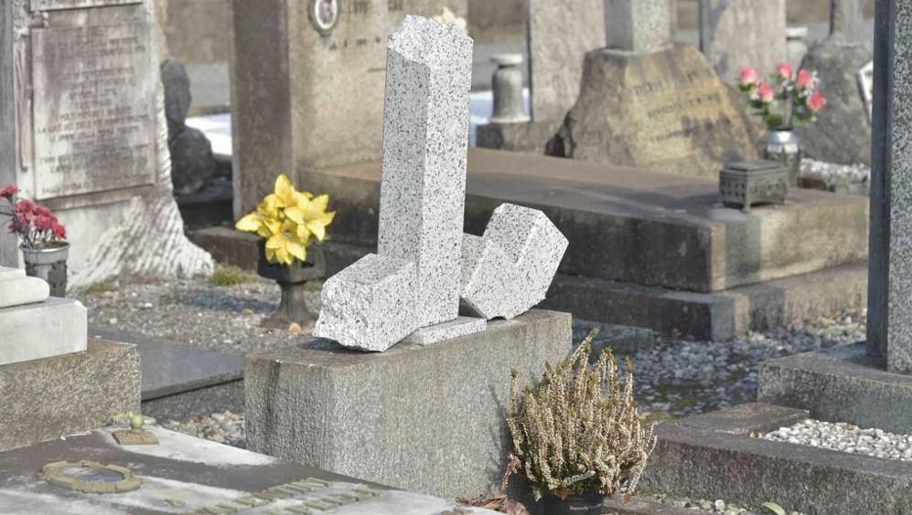 domodossola Domodossola. Vandalismi al cimitero tra lapidi spaccate e incendiate.