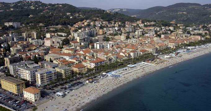 Finalmarina. Raid al cimitero: rubati vasi in rame e cornici.