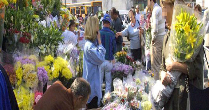 Napoli. Blitz al cimitero di Poggioreale: sigilli ai chioschi abusivi di fiori.