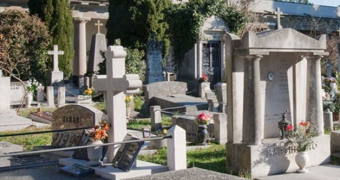 Trieste. Orari ridotti al cimitero per la guerra alle zanzare.