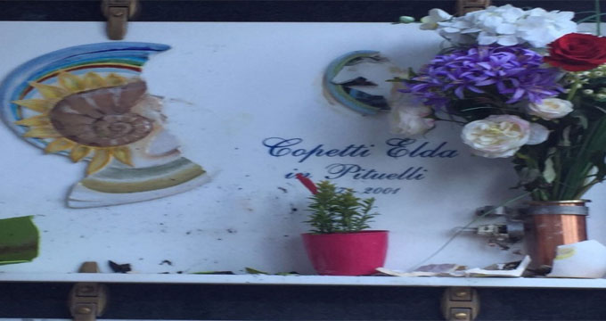 venzone Venzone. La denuncia: “Hanno fatto a pezzi la tomba di mia moglie”.