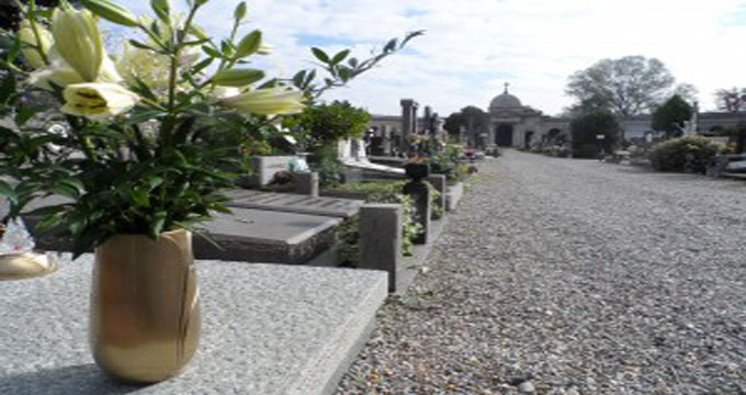 Saronno. Ladri al cimitero: spariscono decine di lumini.