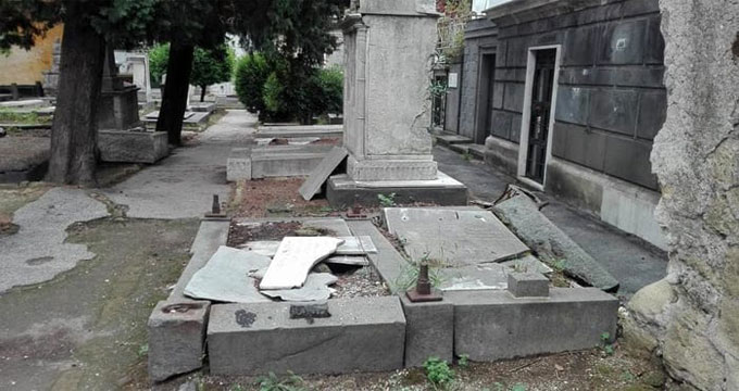 Napoli. Cimitero di Poggioreale: ossa ammassate in un loculo lasciato aperto.