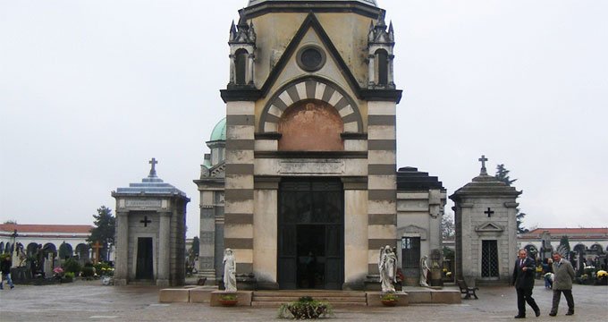 abbiategrasso Cimitero di Abbiategrasso. Ceneri spostate senza avviso: i parenti pregavano davanti alla celletta vuota.