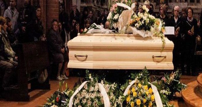 ancona Ancona. Al funerale non parte la musica: i parenti mettono un cellulare sulla bara.