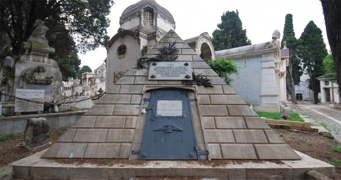 bari Bari. Al cimitero non funziona la navetta. I parenti dei defunti: “Nessun rispetto. Non possiamo visitare i nostri cari”.