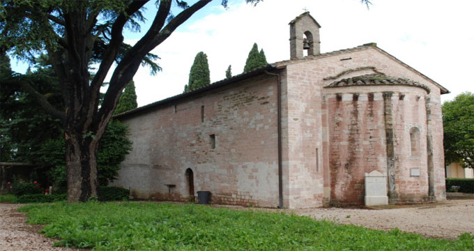 bastia Cimitero di Bastia: raccolta differenziata dei rifiuti e massima attenzione per la sicurezza dei loculi.