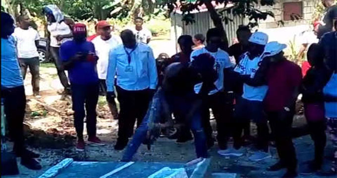 Usain Bolt scava la tomba per Mason, l’amico olimpionico scomparso.