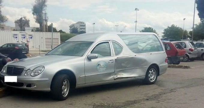 Brindisi. Carro funebre travolto da un’auto vicino alla camera mortuaria dell’ospedale.
