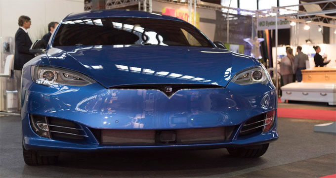 Binz E, Tesla Model S, per un estremo saluto politicamente corretto.