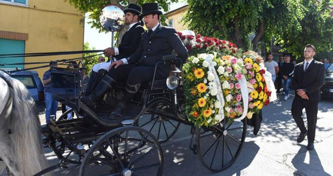 Omicidio di Osimo. Cavalieri e amazzoni per il funerale di Pinciaroli.