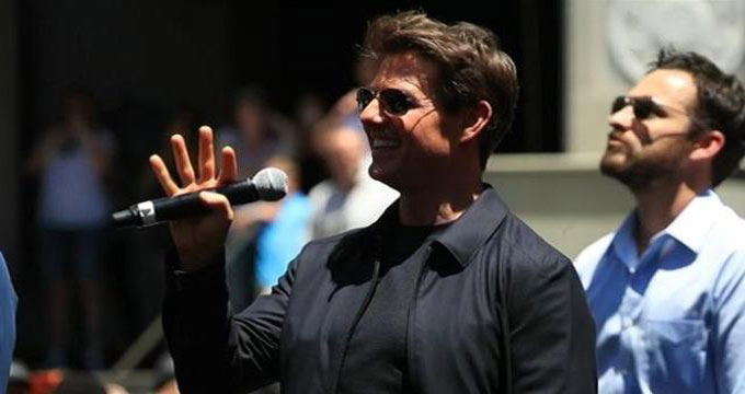 Tom Cruise promuove il film “La mummia” con un sarcofago alto 22 metri.