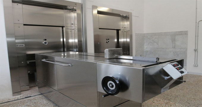 Usa. Il corpo da bruciare è troppo grasso e il forno crematorio va a fuoco.