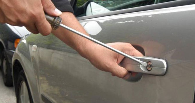 furto Ponte San Pietro. Ruba auto di agenzia pompe funebri utilizzata per il trasporto di urne.