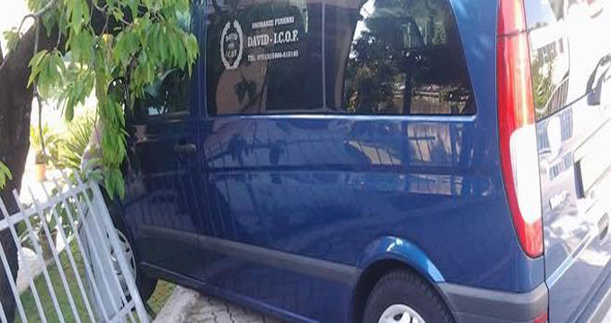 jesi-tgf24 Jesi. Affigge i manifesti: carro funebre si sfrena e sfonda la recinzione.