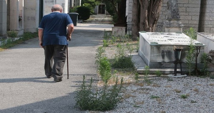 rovigo Rovigo. Cimiteri: erbacce tolte a mano.