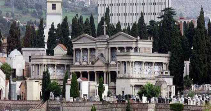 salerno Salerno. Crollo calcinacci, erba alta e loculi incompleti: degrado al cimitero.