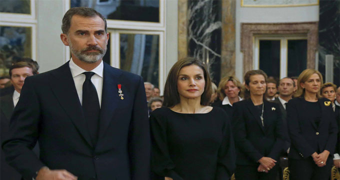 Letizia Ortiz e Felipe di Spagna. Lutto in famiglia: la commozione alla commemorazione di Alicia di Borbone-Parma.