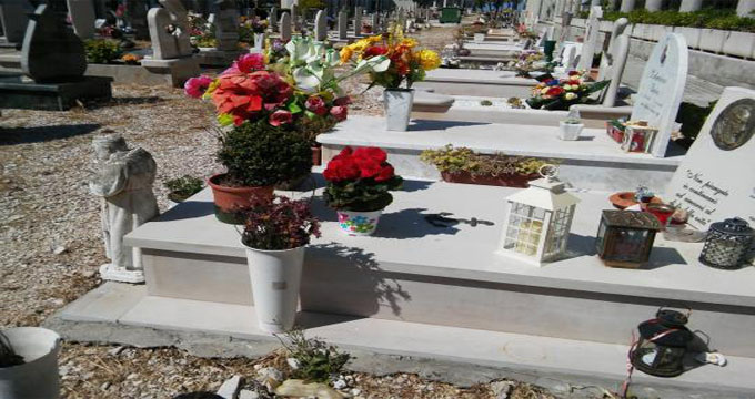 Termoli. Tomba spostata, vasi a terra, foto in frantumi: mistero sullo “sfregio” a un defunto.