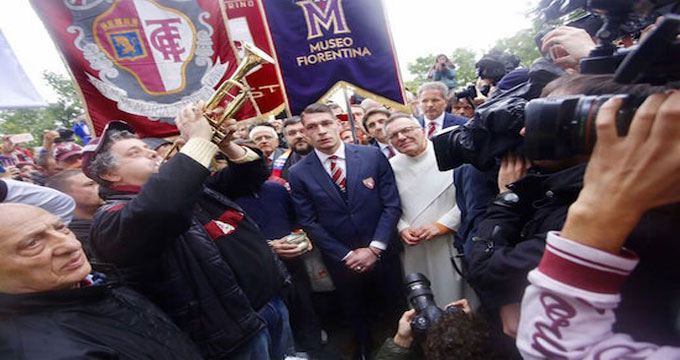 toro Il ricordo del Grande Torino: Belotti legge i nomi sulla lapide.