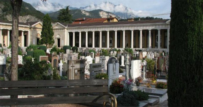 Gli studenti raccontano il cimitero monumentale di Trento. Una serata tra enigmi, percorsi storico artistici, musica e poesie.
