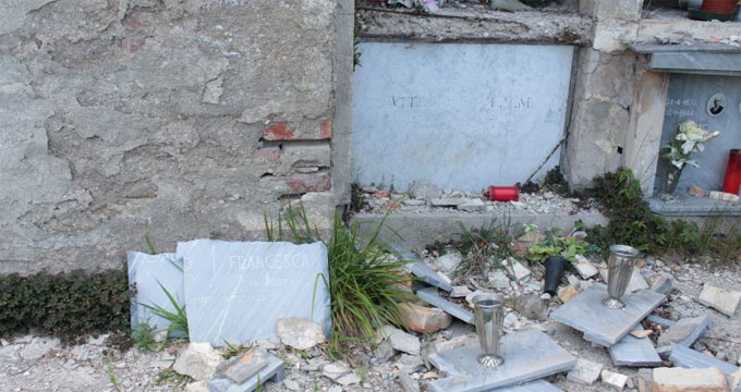 Cimiteri di Urbino. L’incuria a Monte Polo tra erba alta e lapidi spezzate.