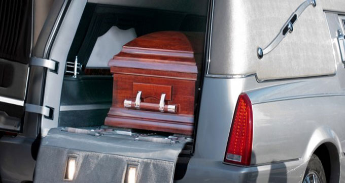 USA. Vuole fare la becchina: 17enne si presenta al ballo di fine anno in una bara.