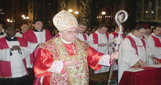 Sestri Levante. Il vescovo celebra i funerali di Sven, il clochard che amava i libri.