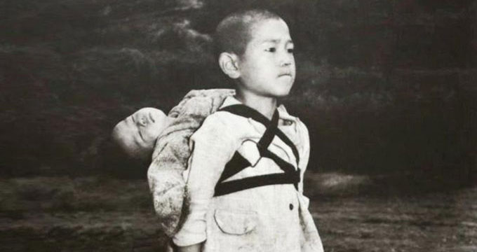 Coraggio a Nagasaki: la Storia del Bambino che porta il Fratellino alla Cremazione.