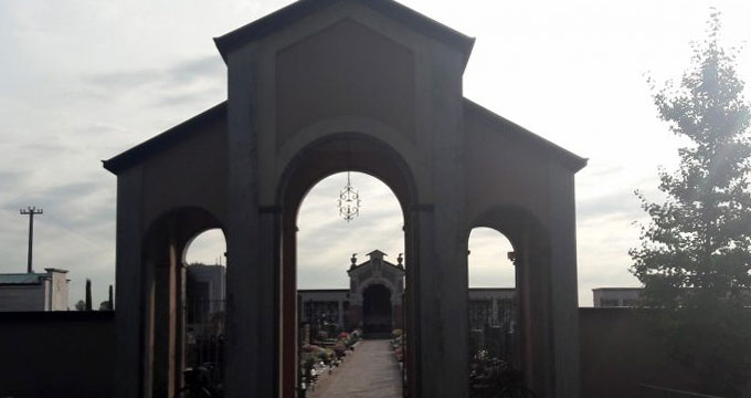 Calvenzano-cimitero. Al cimitero di Calvenzano il cancello forzato si rompe (di nuovo).