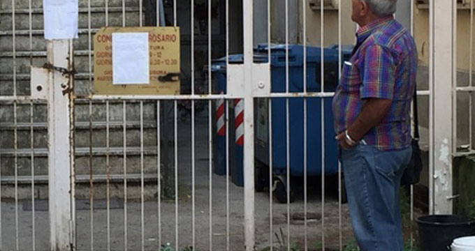 Napoli, esplode tumulo al cimitero “Puzza e congrega inaccessibile”.