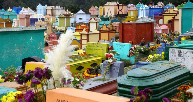 In Guatemala il cimitero più colorato del mondo.