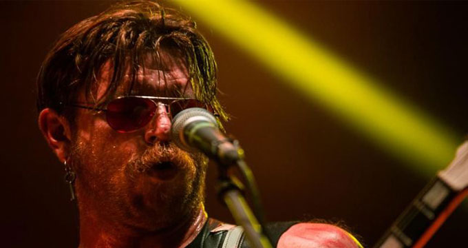 Parigi. Jesse Hughes e Dave Catching (Eagles of Death Metal) hanno partecipato all’anniversario dell’attentato del Bataclan.