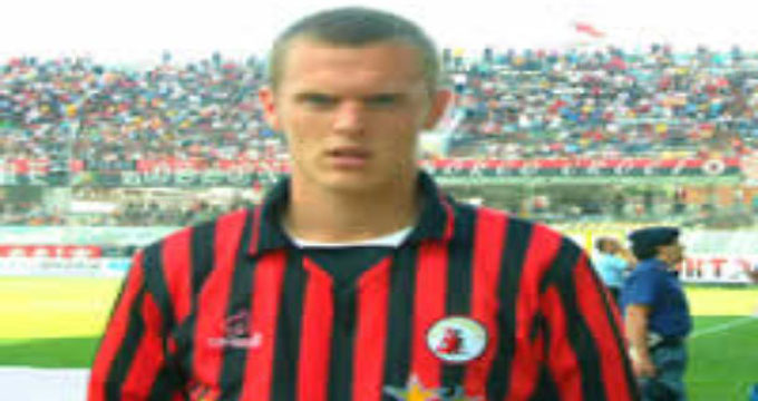 Addio all’ex calciatore: colpito da un fulmine sulla tavola da surf.