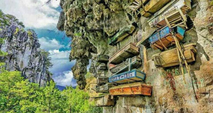 Filippine. Un cimitero verticale con le bare incastonate su una montagna.