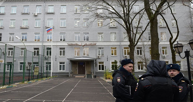 Mosca. Studente uccide docente e pubblica su social network un selfie con cadavere.