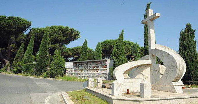 roma Roma. Prima porta: il cimitero senz’acqua. Spuntano cartelli: morosi da tre anni.