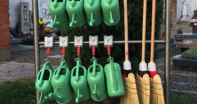 seveso Seveso. Al cimitero arriva la gettoniera per scope e annaffiatoi.