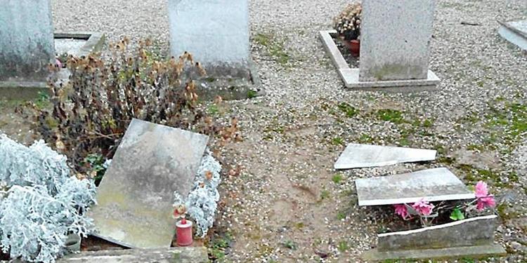 lapidi-cimitero-lancusi