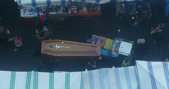 Lo slalom di una bara fra le bancarelle della fiera Residenti in guerra: “Senza dignità pure da morti”.